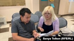 Гражданская активистка Санавар Закирова в суде со своим адвокатом Бауыржаном Азановым. Нур-Султан, 1 августа 2019 года.