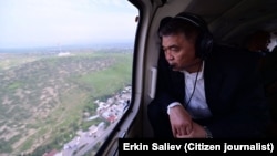 Қамчибек Ташиев Ўзгандаги йўл қурилишини вертолет орқали текшираётган пайти. 2024 йил. 
