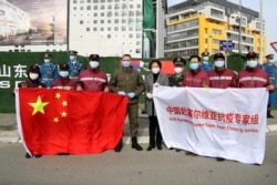 Serbian Defense Minister Aleksandar Wulin (center, left) and Chinese Ambassador Chen Bo commemorate the anniversary of the deaths of Chinese journalists killed in the 1999 during the NATO bombing in Belgrade on March 27.