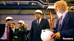 ​​Izgradnja privatne Termoelektrane Stanari, u vlasništvu kompanije Vuka Hamovića (na fotografiji sa Miloradom Dodikom i kineskim ambasadorom Čen Boom na otvaranju Stanara) jedini je do kraja realiziran kineski projekat u BiH 