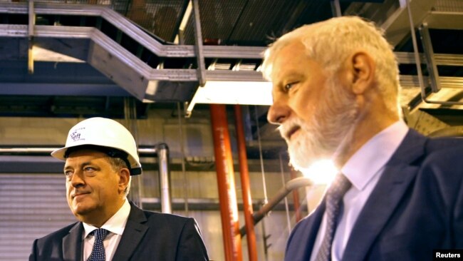 Tadašnji predsjednik Republike Srpske Milorad Dodik i izvršni direktor EFT grupe Vuk Hamović (desno) na svečanosti povodom puštanja u rad elektrane na ugalj snage 300 MW, prve i najveće privatne investicije u energetskom sektoru zemlje od strane britanskog tima za finansiranje energije (EFT) u Stanarima kod Doboja, BiH, 20. septembar 2016.