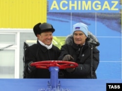 Puštanje u pogon prve dionice nalazišta Ačimov 13. novembra 2008. Lijevo je šef Gazproma Aleksej Miller. S desne strane je Jurgen Hambrecht, predsjednik nadzornog odbora njemačkog industrijskog konglomerata BASF.