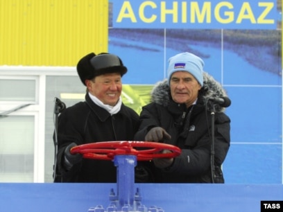 Τελετή έναρξης λειτουργίας του πρώτου τμήματος των κοιτασμάτων Achimov στις 13 Νοεμβρίου 2008. Αριστερά είναι ο επικεφαλής της Gazprom, Aleksei Miller.  Στα δεξιά είναι ο Jurgen Hambrecht, πρόεδρος του εποπτικού συμβουλίου του γερμανικού βιομηχανικού ομίλου BASF.