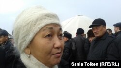 Родственница одного из погибших Самалхан Кожабекова. Аул Тенге, 9 декабря 2012 года.