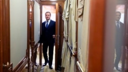 "Жылу мен ыстық су беріңізші". Зейнеткер премьердің аяғына жығылды