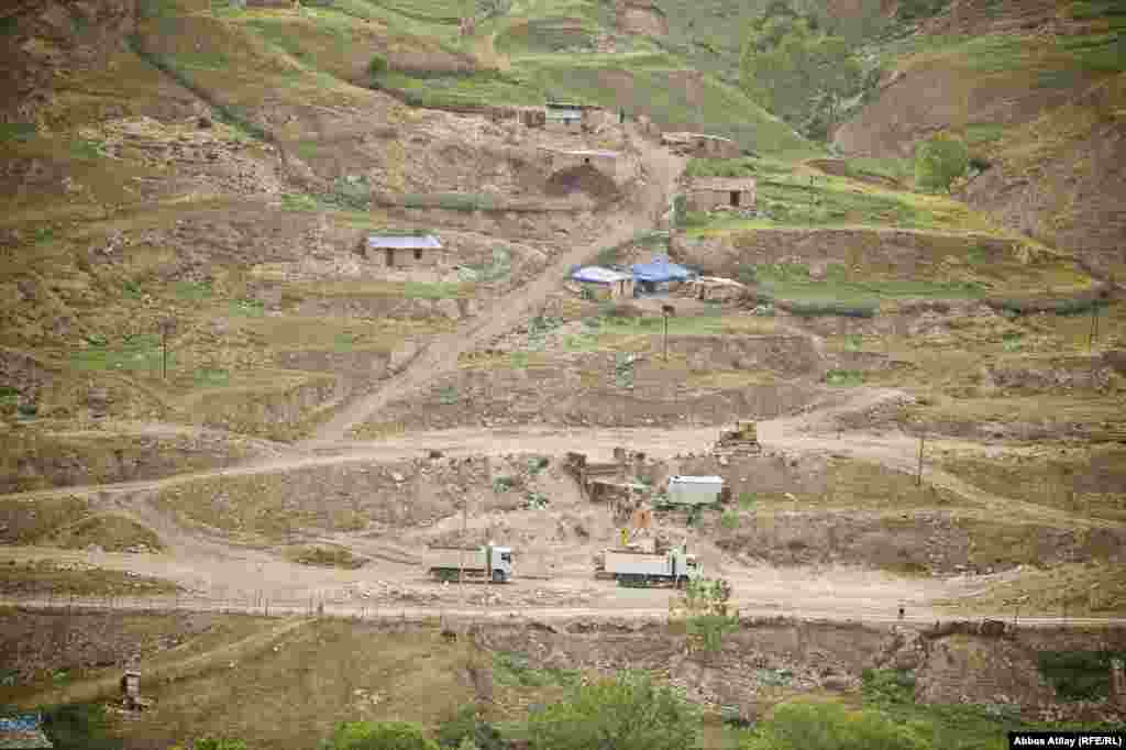 Son iki ildə bu dağıntı işləri daha da vüsət alıb. İki il əvvəllə müqaisədə bir neçə dağın tamamilə dağıldığını və ya qismən dağıldığının şahidi olduq.