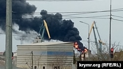 Ілюстраційне фото. Дим над Севастополем після удару по нафтобазі, 18 квітня 2026 року