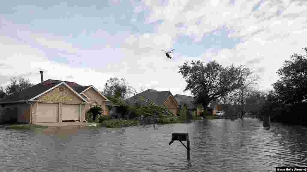 Spasilački helikopter iznad poplavljenih ulica, LaPlace, Louisiana.