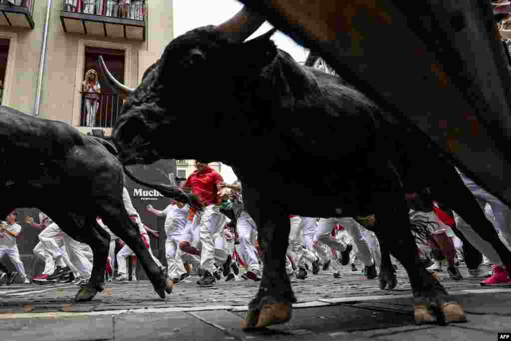 Festivalul San Fermin are loc între 6 și 14 iulie. În fiecare din aceste zile, la opt dimineață, șase tauri, cântărind până la 500 kg, sunt lăsați să alerge pe străzile orașului Pamplona, din regiunea Navarra. În fața lor aleargă sute de bărbați îmbrăcați în alb, cu baticuri roșii la gât.