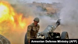 Një pjesëtar i Forcave të Mbrojtjes së Karabakut, sulmon me artileri pozicionet e Azerbajxhanit në Nagorno Karabak. 28 shtator, 2020. 