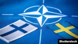 Flamuri i Finlandës, Suedisë dhe logoja e NATO-s.