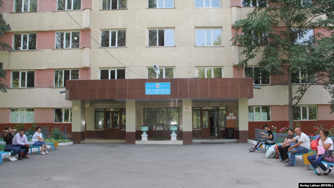 Махачкаладағы ең арзан жезөкше Қыздың көкесін қысып тұр, видео