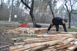 Дмитрий рубит дрова у пансионата