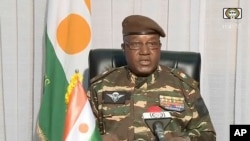 Na ovoj slici preuzetoj iz video zapisa ORTN-a, general Abdourahmane Tchiani daje izjavu u petak, 28. jula 2023., u Niameyu, Niger. 