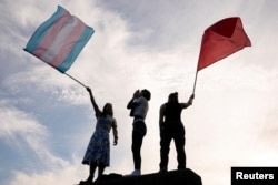 Manifestanții care susțin drepturile persoanelor trans, în timpul unui miting evanghelic din Seattle, pe 30 august 2025. Orașul din nord-vestul SUA se mândrește cu reputația sa de apărare a diversității.