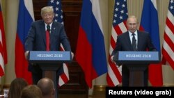 Президент США Дональд Трамп (слева) и президент России Владимир Путин на пресс-конференции по итогам переговоров в Хельсинки. 16 июля 2018 года.