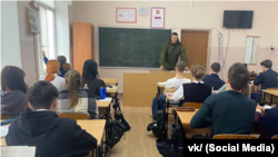 Российский военный ведет «профориентационное занятие» в классе симферопольской школы №5, февраль 2025 года