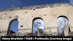 ფოტო არქივიდან. ე.წ. სამხრეთ ოსეთის დროშა ოკუპირებულ ცხინვალში