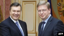 Штефан Філе (л), на архівному фото з Президентом України Віктором Януковичем (л)