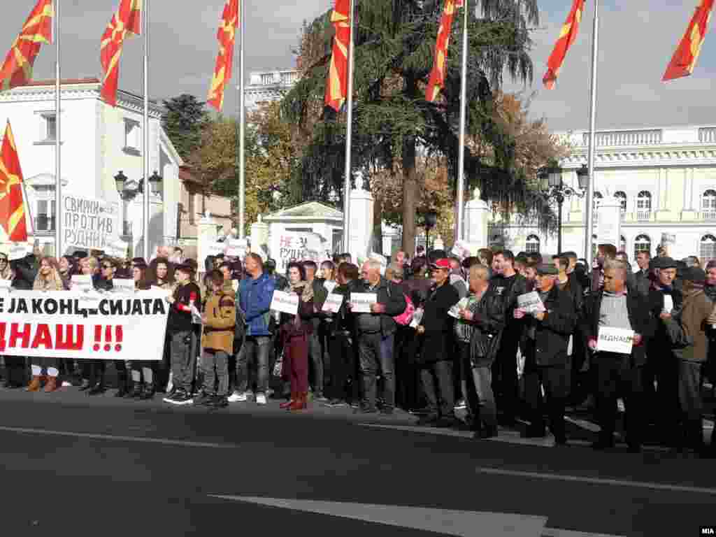 МАКЕДОНИЈА -&nbsp;Владата одлучи да ги спои двете концесиите за експлоатација на бакар и злато за рудникот Иловица во струмичко. Тоа предизвика реакции од активистите за животна средина кои се противат во тој земјоделски крај да се отвораат рудници.