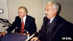 Former Romanian Prime Minister Radu Vasile (right) is interviewed by Nestor Ratesh, then-director of RFE/RL's Romania-Moldova Service, in 1998