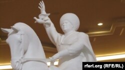 Berdimuhamedowyň at üstündäki heýkeli
