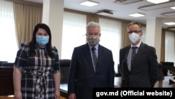 Reprezentantul special al OSCE pentru reglementarea transnistreană, Thomas Mayr Harting (centru), vicepremierul pentru reintegrare Cristina Lesnic și șeful Misiunii OSCE în Moldova, Claus Neukirch