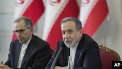 عباس عراقچی وزیر خارجۀ ایران (راست) 