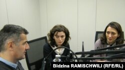 მარცხნიდან: რადიო თავისუფლების თანამშრომელი კობა ლიკლიკაძე, საერთაშორისო გამჭვირვალობა-საქართველოს უფროსი ანალიტიკოსი მარიამ გაბედავა და სგს-ს აღმასრულებელი დირექტორი ეკა გიგაური