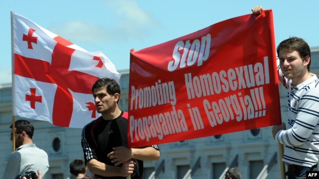 Demonstranti na protestu u gruzijskoj prestonici, Tbilisiju, protiv prava homoseksualaca.