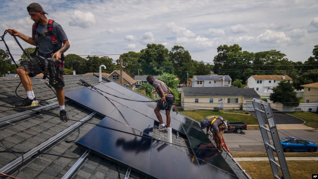 Peste 50 de mii de români au primit deja aprobare pentru montarea de panouri fotovoltaice pe programul din 2023. 