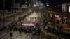 Drum blocat de manifestanții sârbi care cer alegeri anticipate, Belgrad, Serbia, în noaptea de 29 spre 30 iunie 2025.
