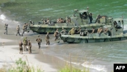 تفنگداران دریایی آمریکا و فیلیپین در حال انجام مانور گشتی مشترک 