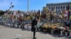 Під час загальнонаціональної хвилини мовчання на Майдані Незалежності у Києві. 1 жовтня 2026 року.</br><br>Згідно з Указом президента України Володимира Зеленського від 2022 року, хвилина мовчання проводиться щодня о 9:00 для вшанування пам’яті загиблих унаслідок збройної агресії Росії проти України