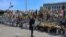 Під час загальнонаціональної хвилини мовчання на Майдані Незалежності у Києві. 1 жовтня 2026 року.</br><br>Згідно з Указом президента України Володимира Зеленського від 2022 року, хвилина мовчання проводиться щодня о 9:00 для вшанування пам’яті загиблих унаслідок збройної агресії Росії проти України