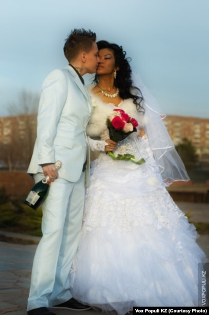 Жалаңаш Aletta Ocean ыстық ваннада отырғанда үлкен әтешті сорып алады.