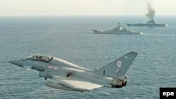 Літаки Typhoon ВПС Великої Британії супроводжують російські військові кораблі «Петро Великий» та «Адмирал Кузнецов» (димить у глибині кадру), 24 січня 2016 року