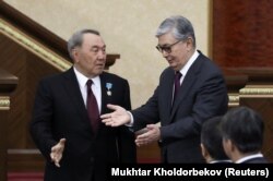 Ish-presidenti i Kazakistanit, Nursultan Nazarbaev dhe presidenti aktual i shtetit, Qasym-Zhomart Toqaev. Fotografi nga arkivi.