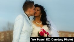 Крис ва Каролина( Акс аз сомонаи маҳаллии Vox Populi)