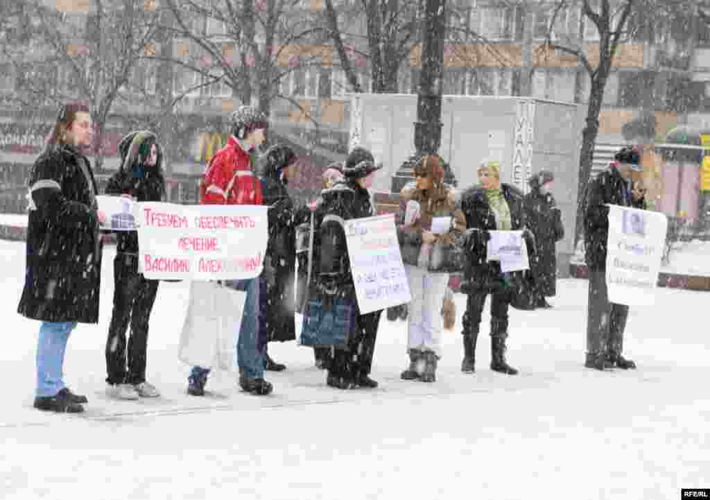 Число участников пикета потихоньку увеличивается...