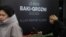 Oamenii depun flori pentru a comemora victimele prăbușirii unui avion de pasageri Embraer al Azerbaijan Airlines lângă orașul kazah Aktau, la un memorial instalat în fața aeroportului din Baku, Azerbaidjan, 26 decembrie 2024.