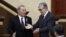 Нұрсұлтан Назарбаев (сол жақта) Қазақстан президенті қызметінен кетіп, бұл міндетті уақытша атқаруды соған дейін парламент сенаты төрағасы болып істеген Қасым-Жомарт Тоқаевқа тапсырды. Астана (қазіргі Нұр-Сұлтан), 20 наурыз 2019 ж.