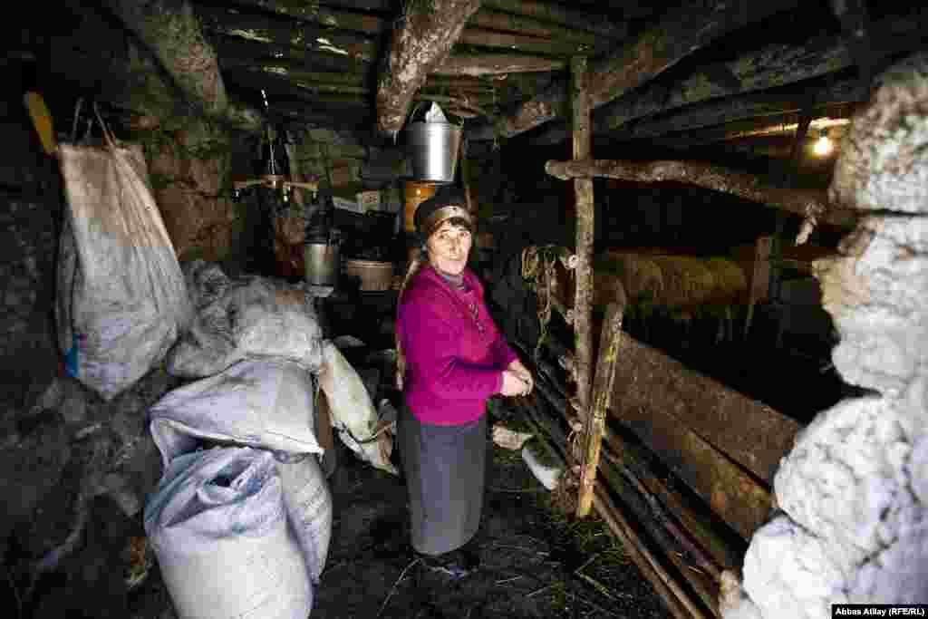 Mal-qarasına qulluq edən Reyhan xala.