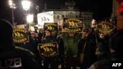 پلاکاردهایی با مضمون «پناهنده، خوش آمدی» در دست تظاهرکنندگان مخالف با پگیدا در درسدن آلمان