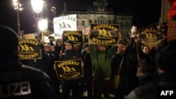 Участники акции против выступлений ПЕГИДЫ в Дрездене 22 декабря