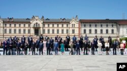 Liderii pozează pentru o fotografie de grup în timpul Summitului Comunității Politice Europene de la Castelul Mimi din Bulboaca, Moldova, joi, 1 iunie 2023.