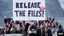 Demonstrant drži transparent "Objavite sve dokumente" na protestu u vezi sa objavljivanjem spisa iz slučaja Džefrija Epstina ispred Kapitola SAD u Vašingtonu, 12. novembra 2025.