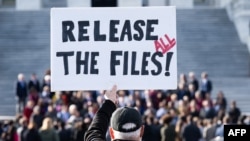 Протестот за објавување на досиејата од случајот Џефри Епштајн пред Капитол, Вашингтон, 12 ноември 2025 година.