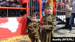 Казанда Җиңү парадына килгән хәрби киемле кечкенә балалар
