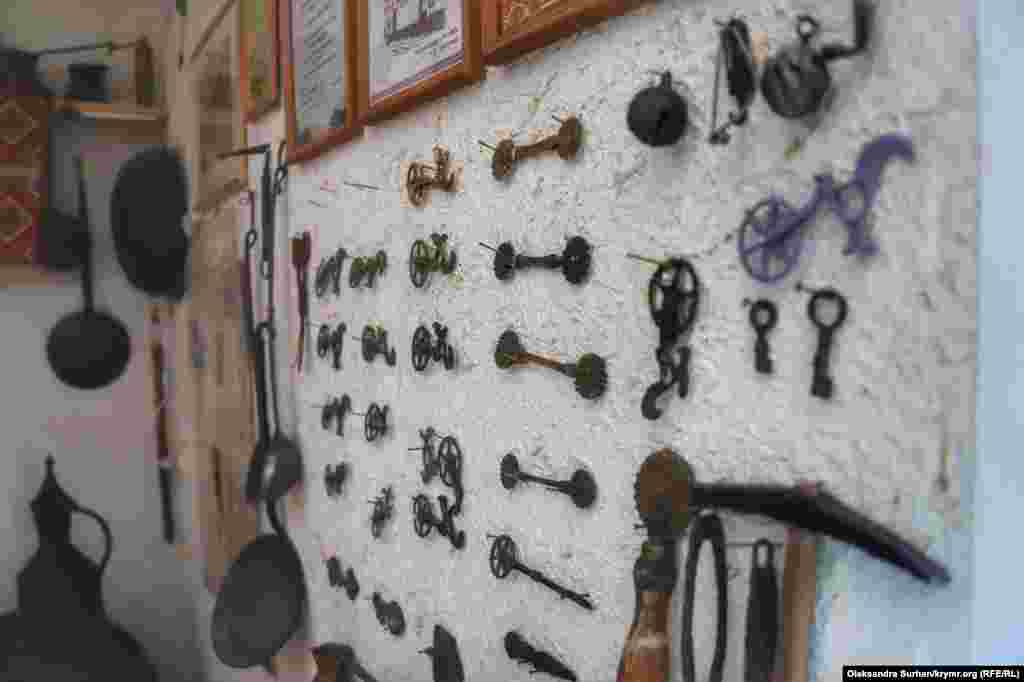 У музеї є безліч кухонних предметів, наприклад, &laquo;чыгъырырки&raquo; &ndash; це невеликі ножі для нарізки тіста